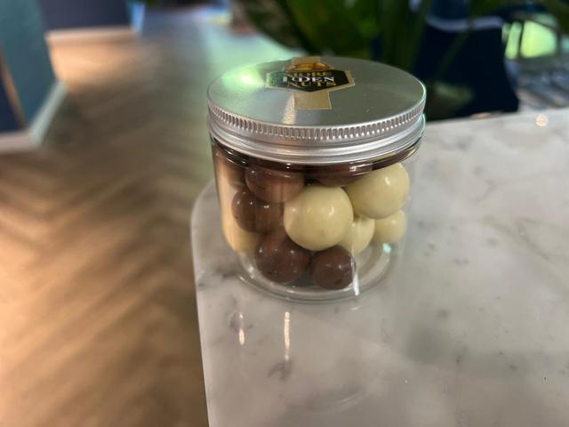 Gemengde Chocolade Hazelnoten jars 140gr/ 20 stuks